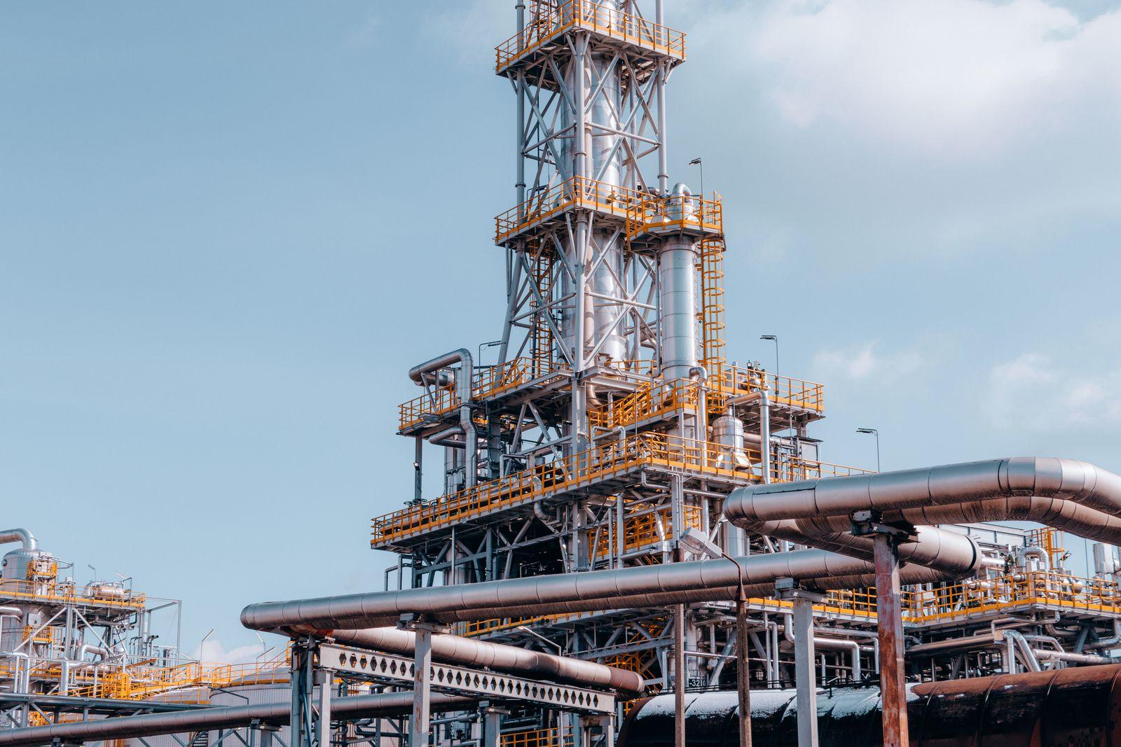 Refinery plant with pipework