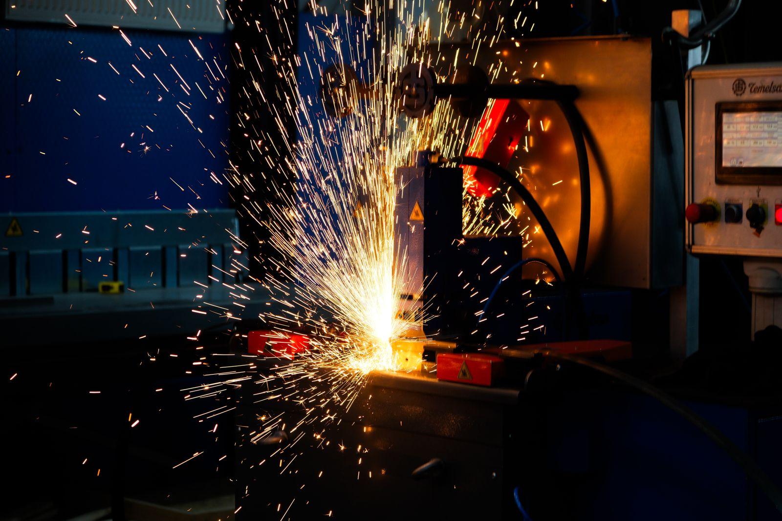 Industrial welding with sparks